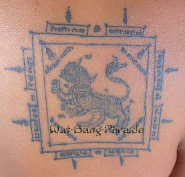 Fertig gestochenes Singh Sak Yant Tattoo