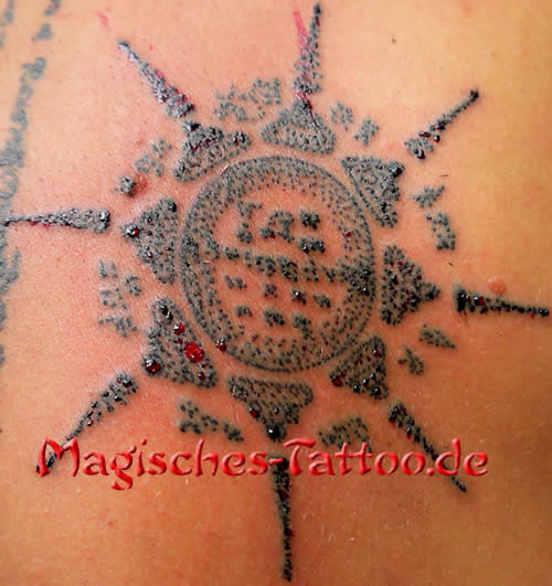 Blutiges Tattoo, traditionell gestochenes Tattoo