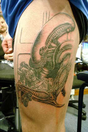 Alien Oberarmtattoo