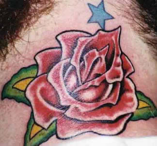 Große Rosenblüte Tattoo