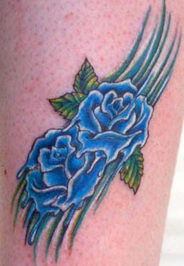 Blaue flieende Rose Tattoo