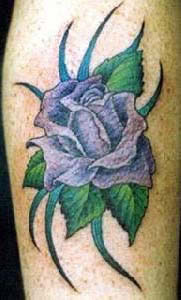 Tattoo violette Rose mit grn