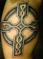 Langezogenes keltisches Kreuz